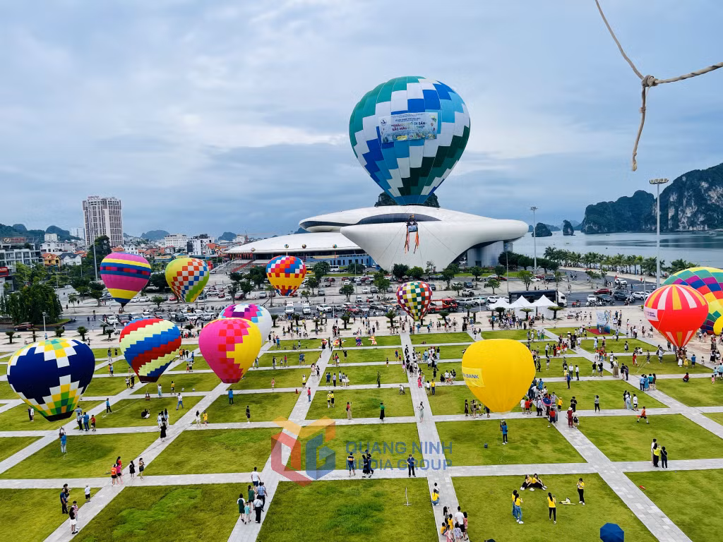 Tham gia lễ hội, nhân dân và du khách sẽ có những trải nghiệm ấn tượng, cảm giác thú vị, khó quên khi được ngắm nhìn từ trên cao không gian, cảnh quan tươi đẹp, hùng vĩ của TP Hạ Long, của vịnh Hạ Long.
