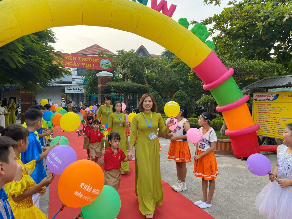 Cô và trò Trường Tiểu học Phong Hải ( TX Quảng Yên) háo hức trong buổi lễ khai giảng.