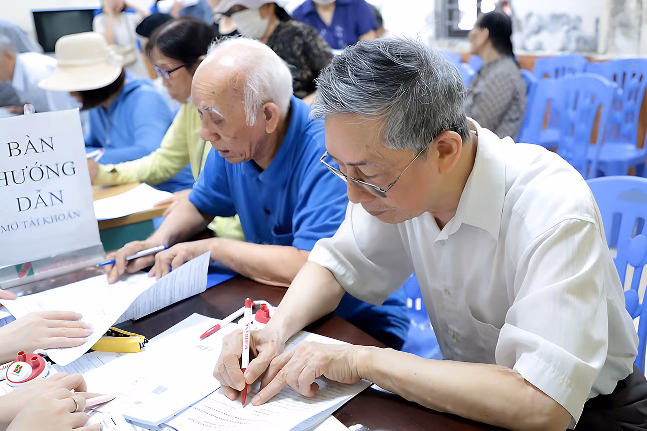 Nhiều trường hợp nghỉ hưu trước tuổi không bị trừ tỷ lệ 2% về trước tuổi mỗi năm. Ảnh minh họa: BHXH Việt Nam.