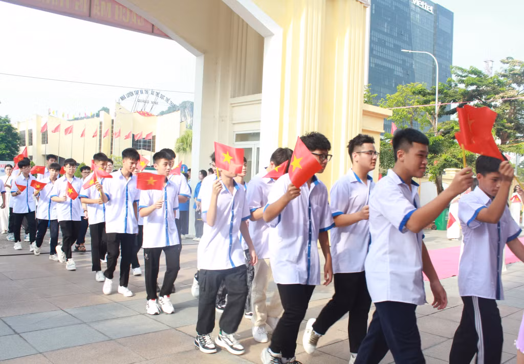 Học sinh lớp 10 của Trường THPT Hòn Gai nhập trường.