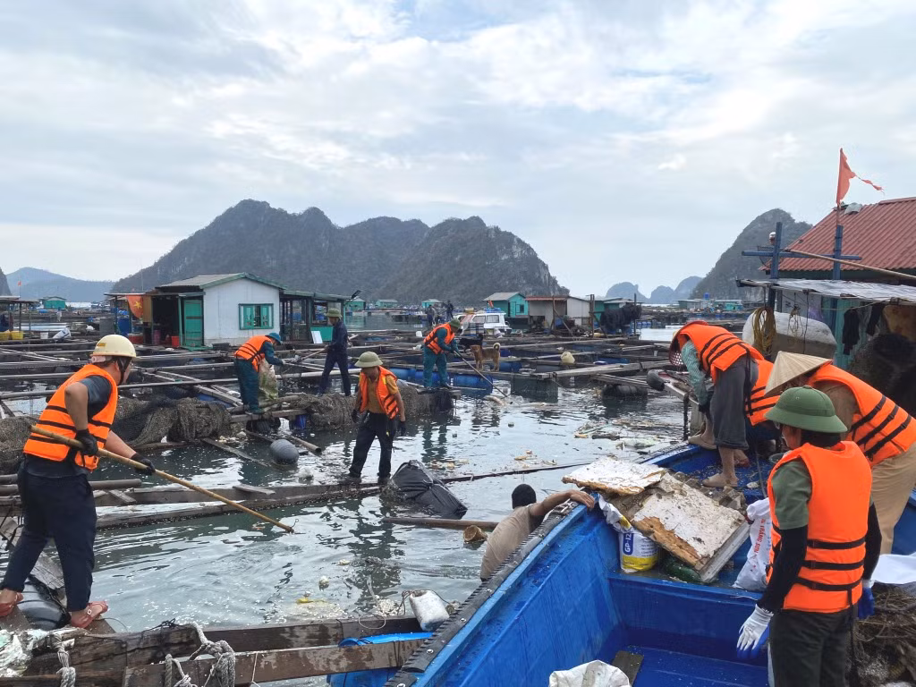 Rất nhiều rác thải từ các bè mảng, khu NTTS của các hộ dân trôi nổi trên biển được chính quyền địa phương cùng các lực lượng cố gắng thu gom triệt để.