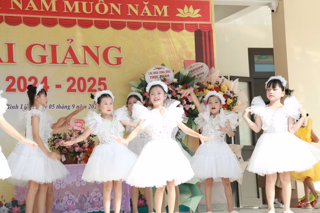 Các bạn học sinh huyện miền núi Bình Liêu vui tươi, tự tin hát múa trong ngày hội khai giảng năm học mới. (Ảnh: La Lành).