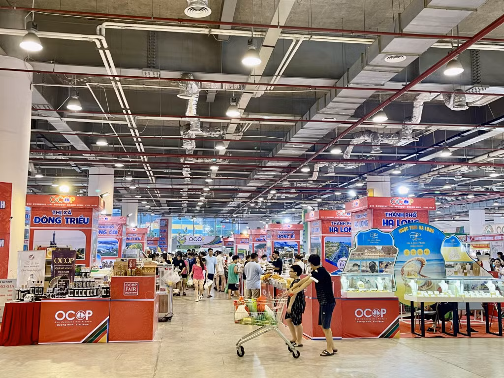 Hội chợ có nhiều gian hàng bày bán sản phẩm OCOP tiêu biểu của tỉnh Quảng Ninh.