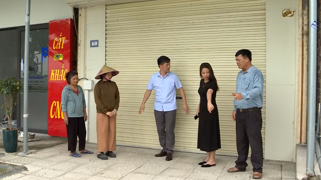Thành viên Tổ hòa giải thôn 5 (xã Hiệp Hòa) cùng người dân khảo sát tình hình thực tế để có phương án hòa giải tranh chấp dân sự.