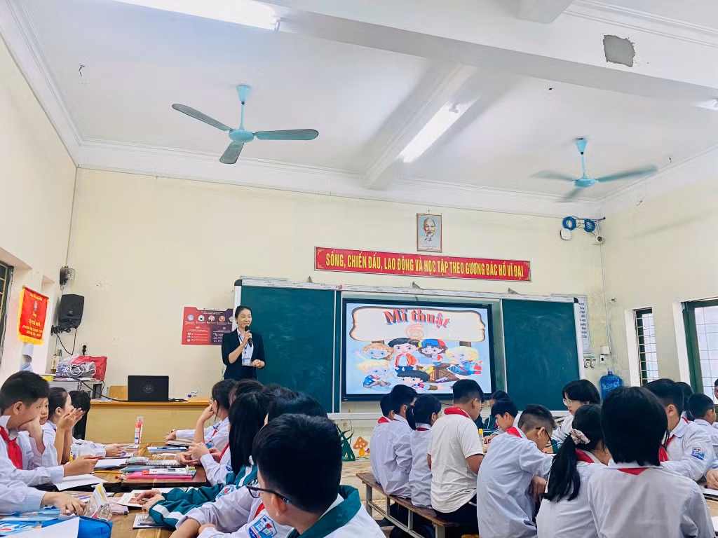 Giờ học tại phòng học thông minh của trường THCS Thị trấn Cái Rồng.