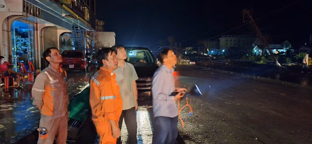 ... và kiểm tra, động viên cán bộ, công nhân Điện lực TP Hạ Long đang nỗ lực khôi phục để cấp điện trở lại cho người dân.