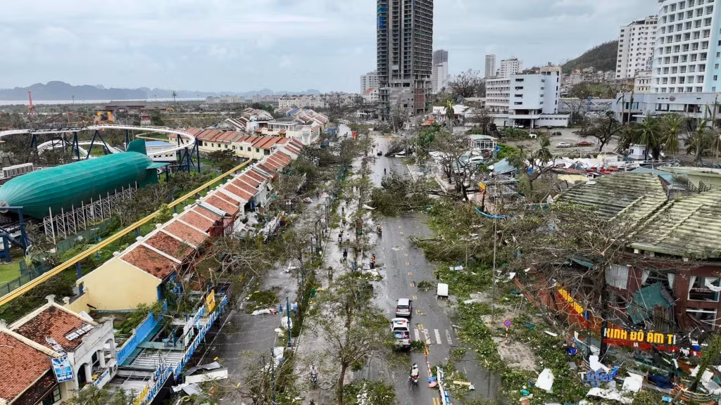 Khu du lịch Bãi Cháy tan hoang sau cơn bão.