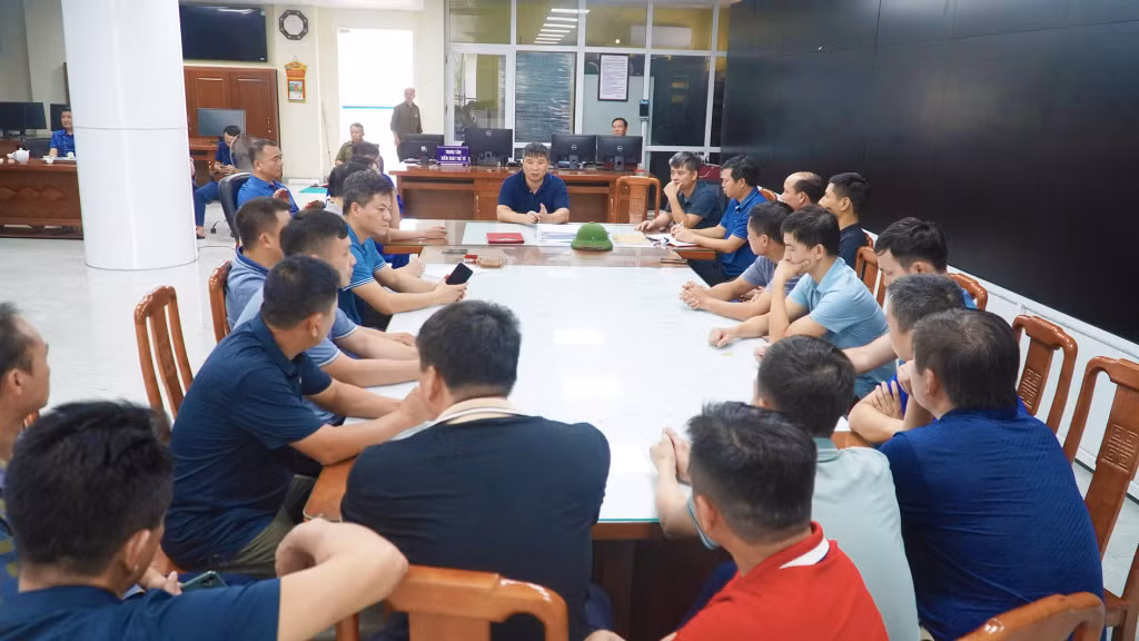 Lãnh đạo Công ty Than Mạo Khê họp bàn phương án khắc phục hậu quả bão số 3 và ổn định hoạt động sản xuất (ảnh chụp ngày 7/9/2024). Ảnh: Phạm Cừ (CTV)