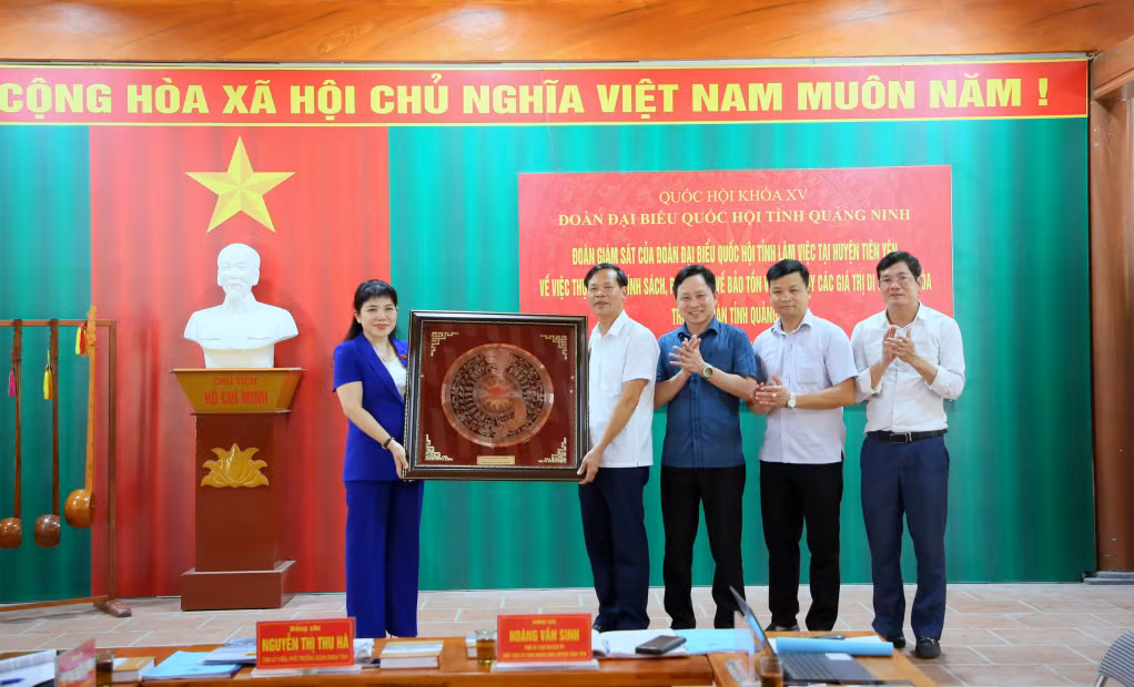 Thay mặt Đoàn ĐBQH tỉnh, đồng chí Nguyễn Thị Thu Hà, Phó Trưởng Đoàn ĐBQH tỉnh tặng quà lưu niệm chúc mừng Kỷ niệm 70 năm Ngày Giải phóng Tiên Yên 8/8 (1954-2024).