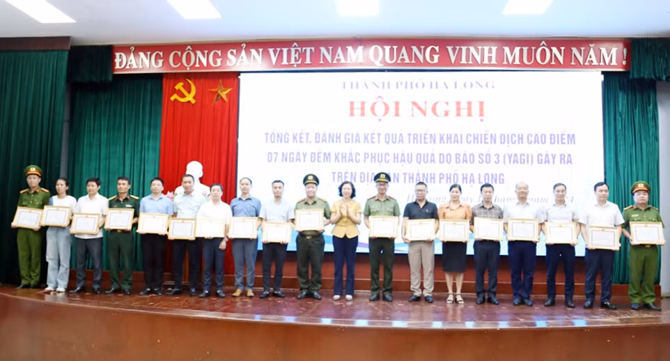 Các đồng chí lãnh đạo TP Hạ Long trao Giấy khen cho những tập thể có thành tích xuất sắc đột xuất trong công tác phòng, chống, khắc phục hậu quả bão số 3 trên địa bàn thành phố.