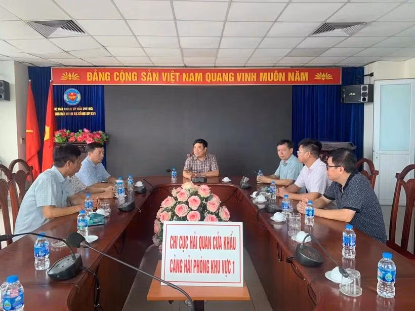 Đoàn công tác Tổng cục Hải quan đi kiểm tra, chỉ đạo khắc phục hậu quả của cơn bão số 3 tại Cục Hải quan Hải Phòng, Quảng Ninh và Hải đội Kiểm soát chống buôn lậu trên biển khu vực miền Bắc, Cục Điều tra chống buôn lậu (đóng tại địa bàn Quảng Ninh). (Ảnh: HQ/Vietnam+)