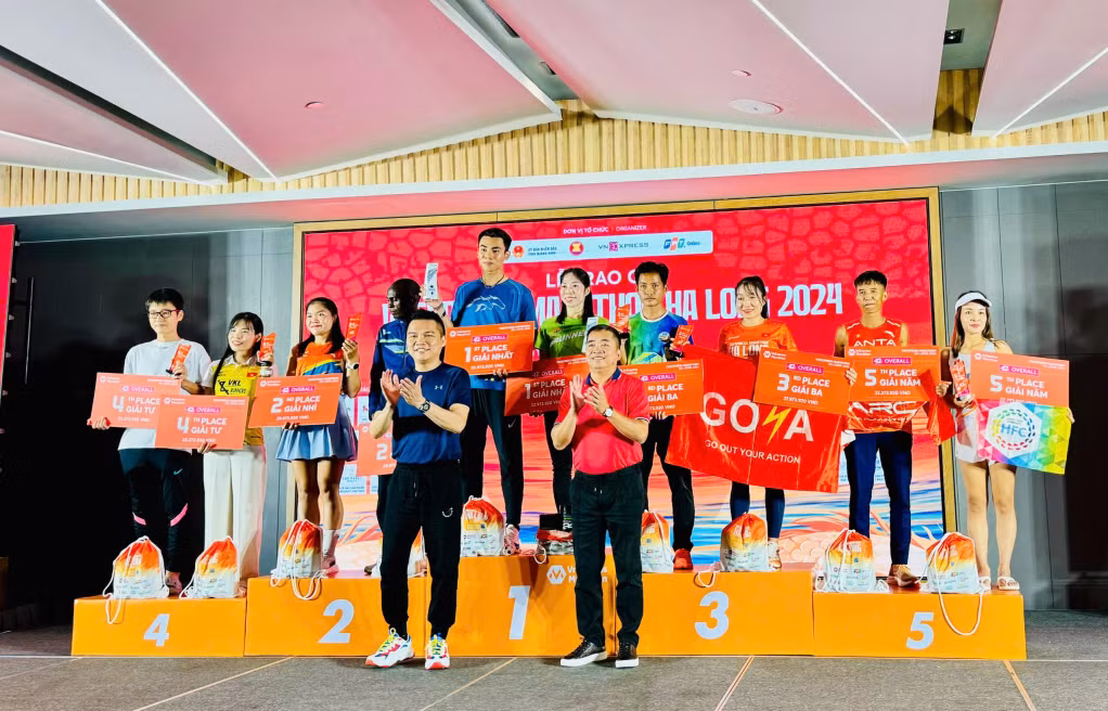 BTC trao giải cho các runner có thành tích tốt nhất ở nội dung full marathon 42km.
