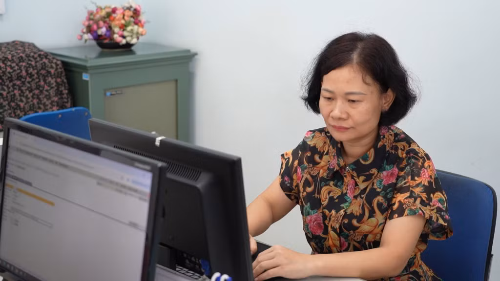 Bà Nguyễn Thị Thanh Bình, Trưởng cửa hàng xăng dầu số 125 (Công ty Xăng dầu B12 Chi nhánh Quảng Ninh) thực hiện dịch vụ thuế điện tử.