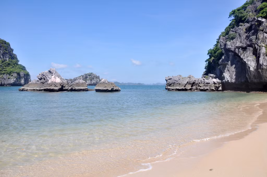 Những khối đá lớn trơ trọi giữa biển tạo vẻ độc đáo kỳ lạ cho khu vực Cát Oăn.
