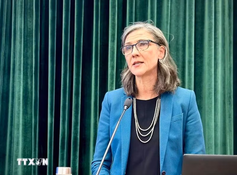 Bà Ramla Khalidi, Đại diện thường trú Chương trình Phát triển Liên hợp quốc (UNDP), phát biểu tại tọa đàm. (Ảnh: Việt Đức/TTXVN).