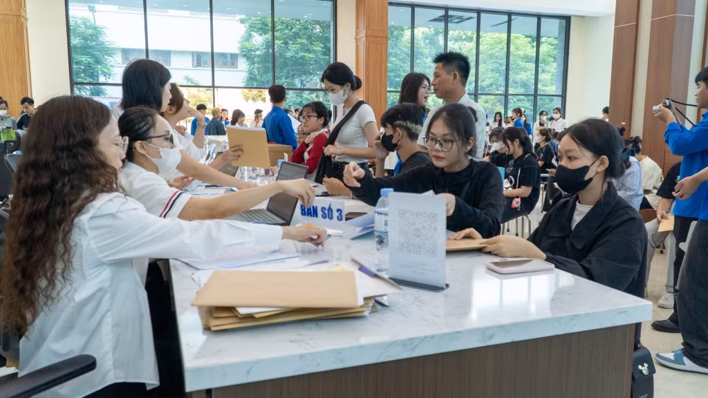Sinh viên trúng tuyển nhập học tại Trường Đại học Hạ Long (tháng 8/2024).