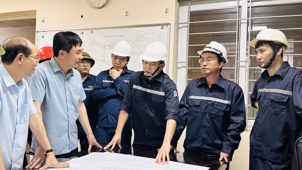 Ông Ngô Hoàng Ngân, Bí thư Đảng ủy, Chủ tịch HĐTV Tập đoàn TKV (thứ hai, bên trái) chỉ đạo công tác khắc phục ảnh hưởng bão số 3 tại Công ty CP Than Núi Béo.