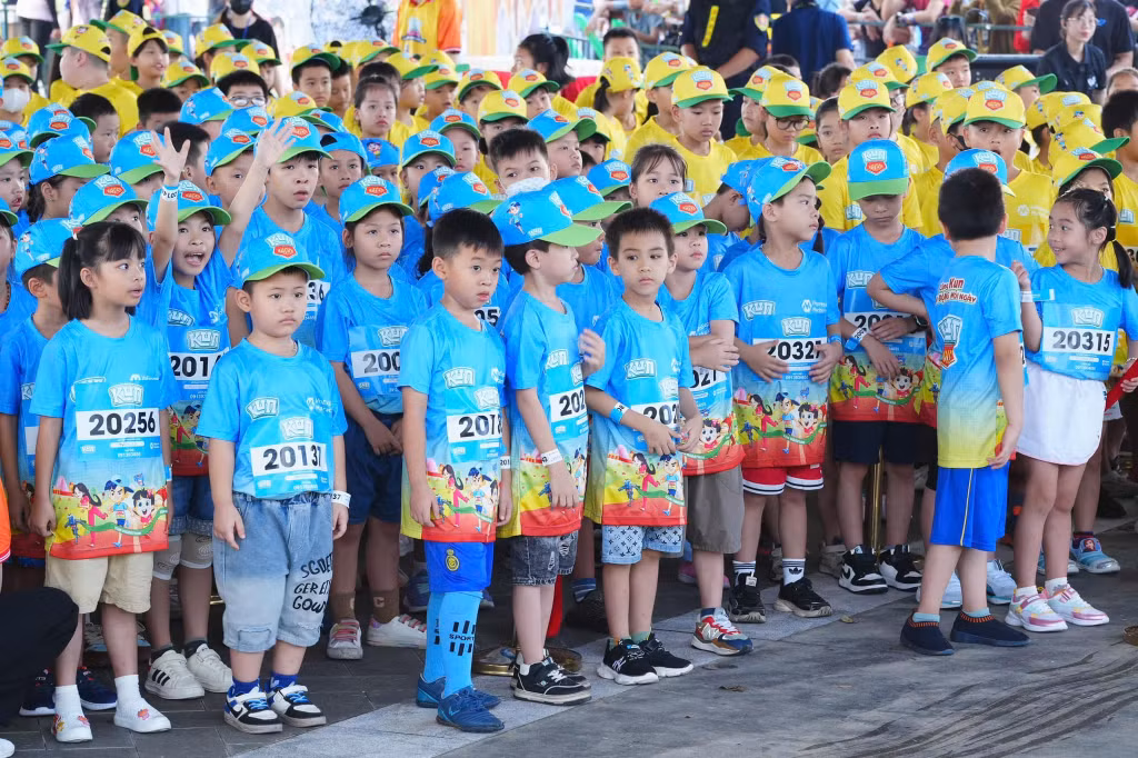 Runner nhí với nhiều màu áo rực rỡ thu hút sự chú ý nhiều khán giả
