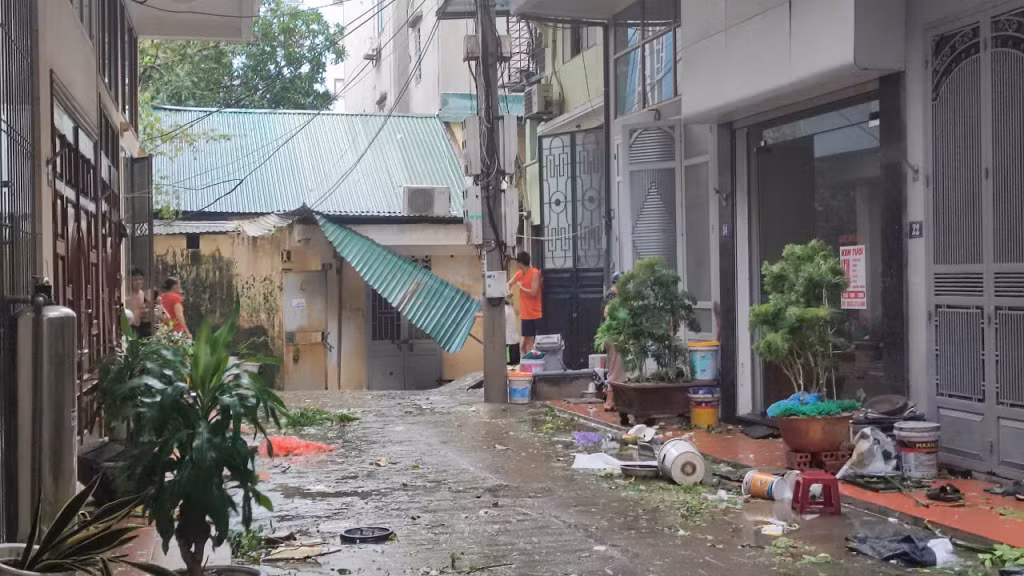 Đồ vật đổ vỡ la liệt tại một khu dân cư của TP Hạ Long .