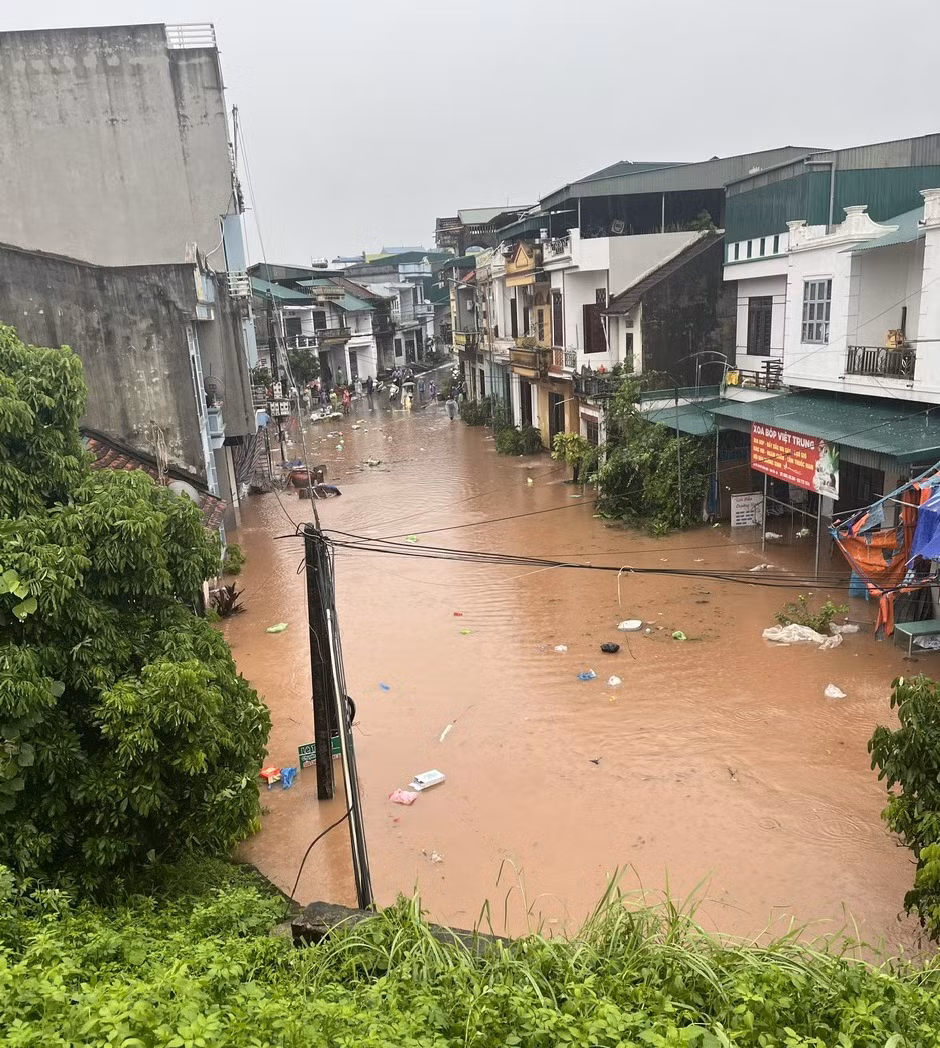 Khu phố Thống Nhất, thị trấn Tiên Yên ngập trong nước lũ. Toàn bộ người dân và tài sản quan trọng đã được di dời đến nơi an toàn.