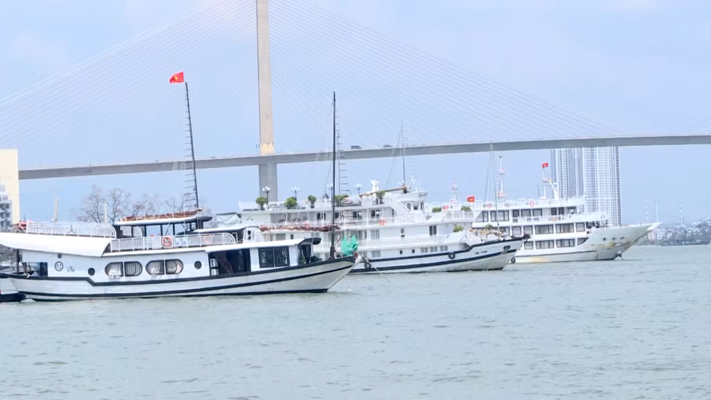 Tàu du lịch xuất bến đưa khách du lịch tham quan, lưu trú trên Vịnh Hạ Long sau bão.
