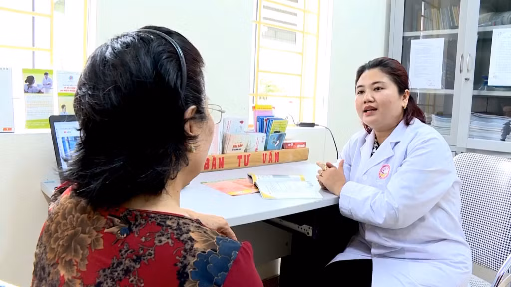 Bác sĩ Trạc Thị Thùy Hương khám, chữa bệnh cho người dân tại Trạm Y tế phường Yên Giang, thị xã Quảng Yên.