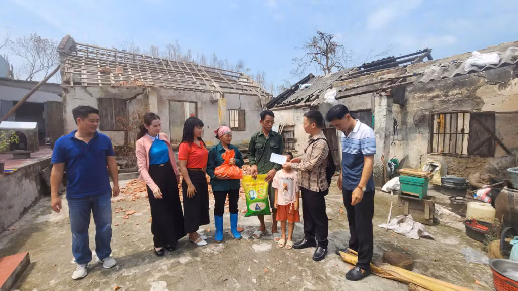 Lãnh đạo Hội Nhà báo tỉnh Quảng Ninh và đại diện Nhóm từ thiện Quảng Ninh Thân yêu, các tổ chức, cá nhân thăm, tặng quà người dân và tổ chức bị thiệt hại do bão số 3.
