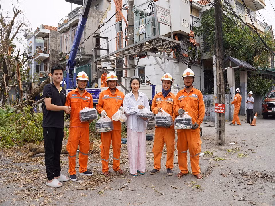 Nhà hàng Cana Beer, TP Hạ Long tặng cơm suất tại hiện trường cho công nhân Đội xung kích PC Quảng Nam.