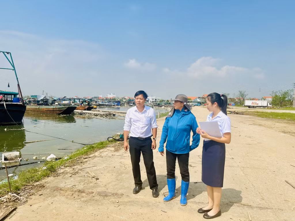 Cán bộ Agribank chi nhánh TX Quảng Yên trao đổi với người dân về phương án sản xuất.
