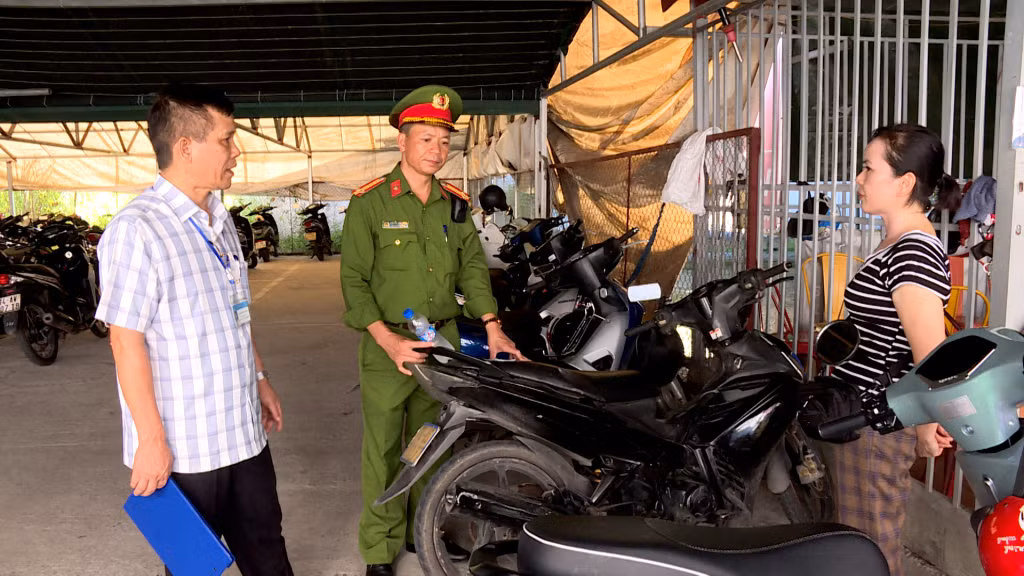 Lực lượng chức năng thành phố Hạ Long kiểm tra điểm kinh doanh trông giữ xe tại phường Hà Khẩu, TP Hạ Long.