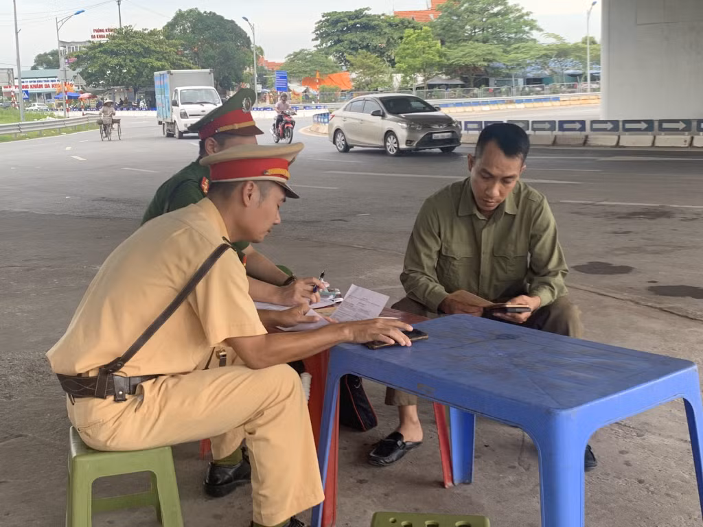 Lực lượng CSGT Công an TX Quảng Yên lập biên bản người điều khiển phương tiện vi phạm luật giao thông.