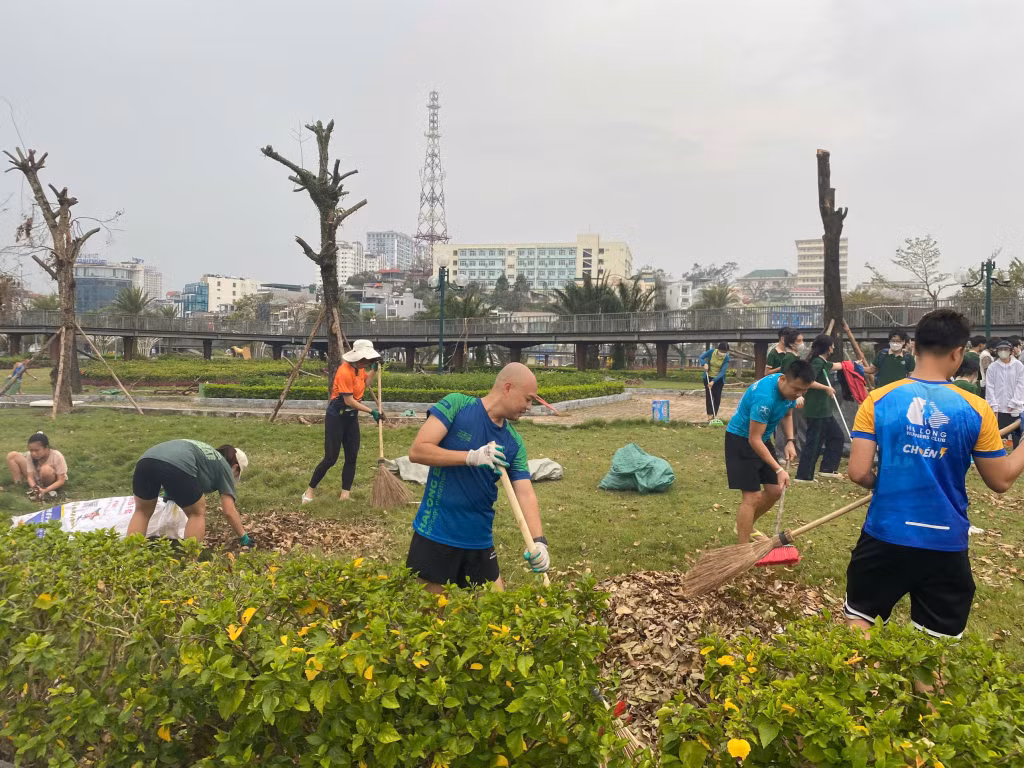 Nhiều người dân cũng tham gia hưởng ứng dọn rác.