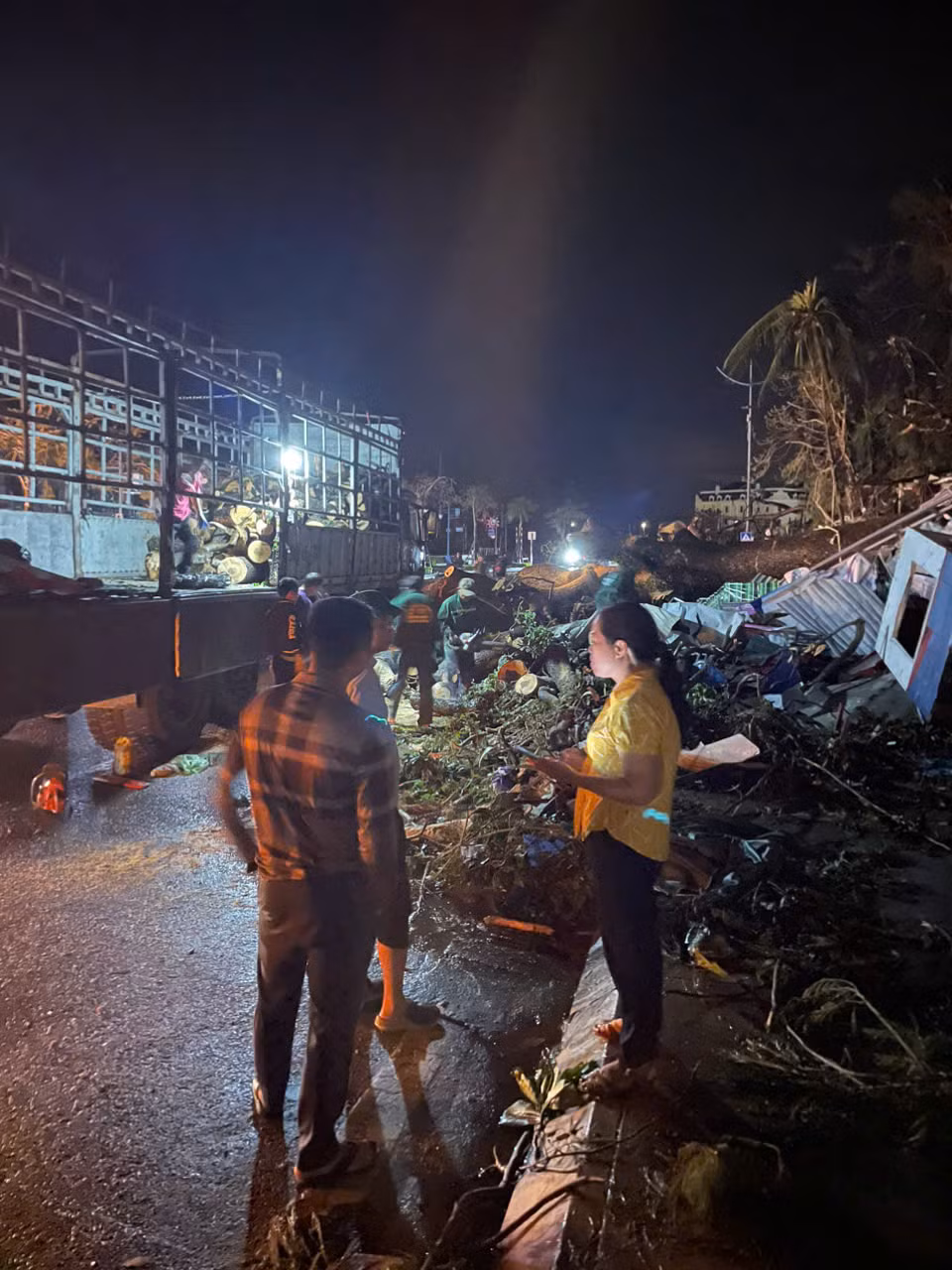 Đường Hạ Long (khu Khách sạn Công Đoàn, phường Bãi Cháy) giao thông gần như tê liệt sau cơn bão số 3 khi hàng chục gốc cây cổ thụ bật gốc, hiện cũng đã cơ bản xử lý xong.