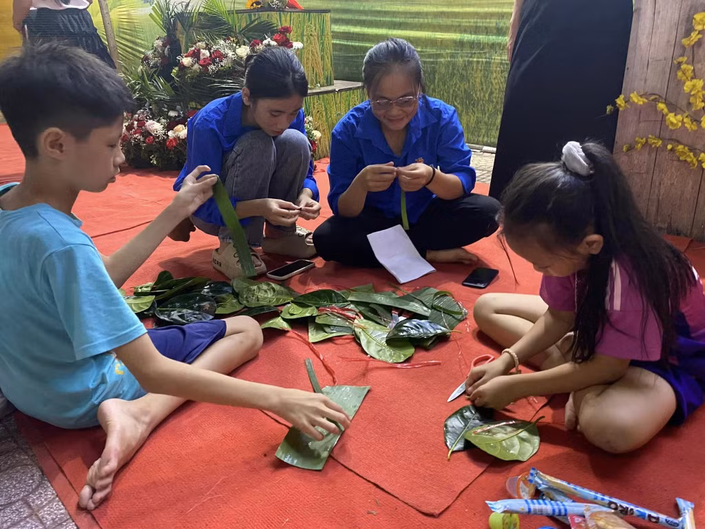 Nhiều em nhỏ hào hứng khi được ĐVTN hướng dẫn làm đồ chơi truyền thống bằng lá cây.