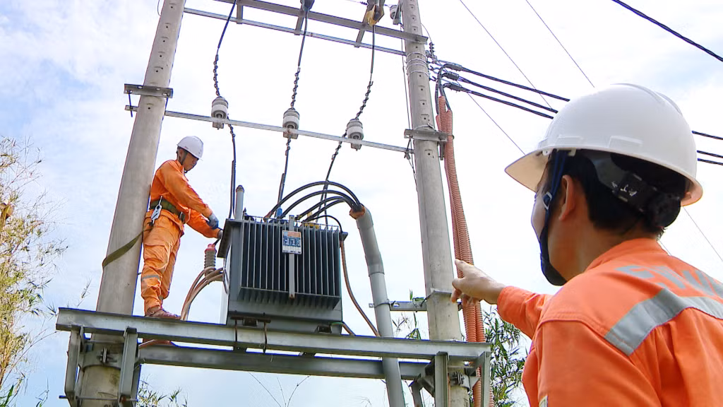 Ngành điện huy động toàn bộ lực lượng để khắc phục sự cố sau bão số 3. Ảnh: Mai Hương
