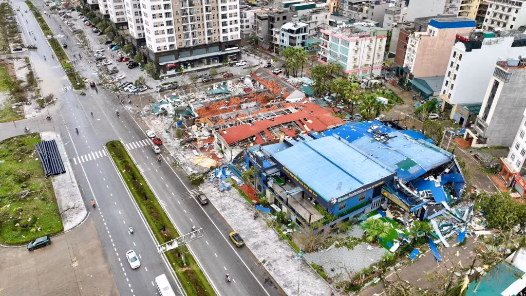 Nhiều nhà hàng, khách sạn trên địa bàn TP Hạ Long bị tốc mái, hư hỏng phần lớn cơ sở vật chất, thiết bị.