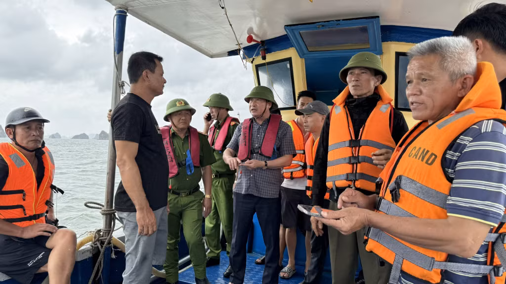 Các lực lượng chức năng huyện Vân Đồn tìm kiếm người mất tích trên biển. 