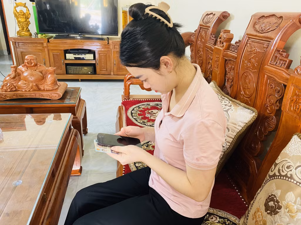 Chị Nguyễn Thị Thùy Dương (phường Yên Giang, TX Quảng Yên) làm thủ tục đăng ký xe lần đầu qua hình thức trực tuyến.