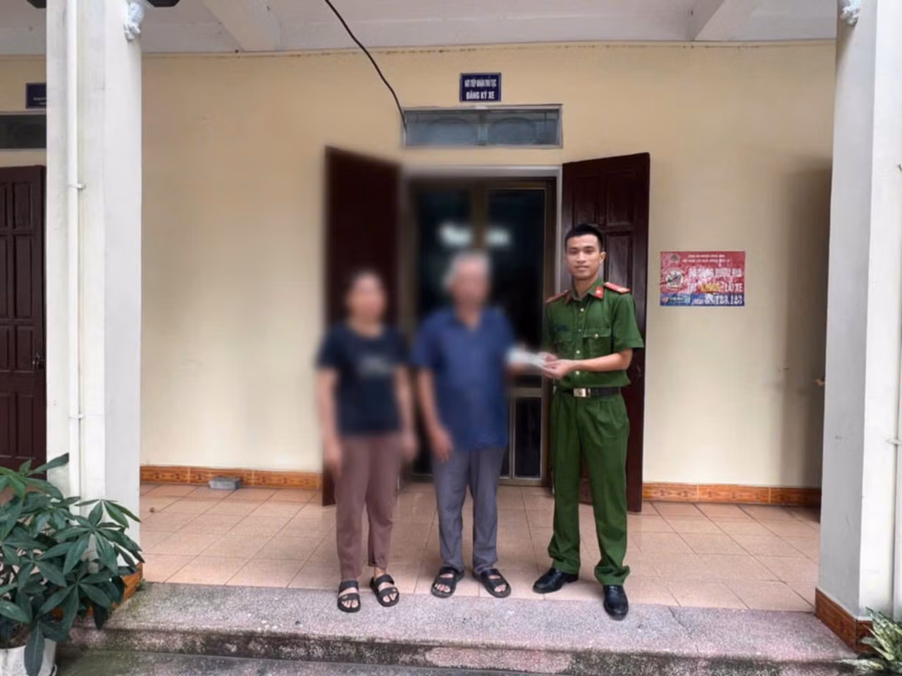 Chị A cảm ơn Công an xã Nguyên Khê đã nhiệt tình giúp đỡ. Ảnh TTXVN phát