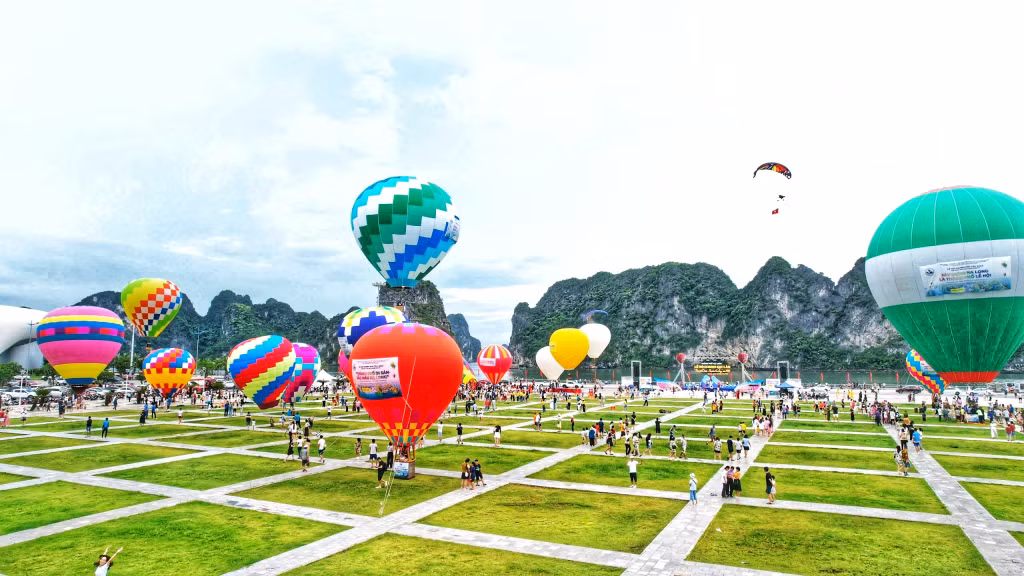 Khinh khí cầu rực rỡ trên bầu trời Hạ Long ảnh 19
