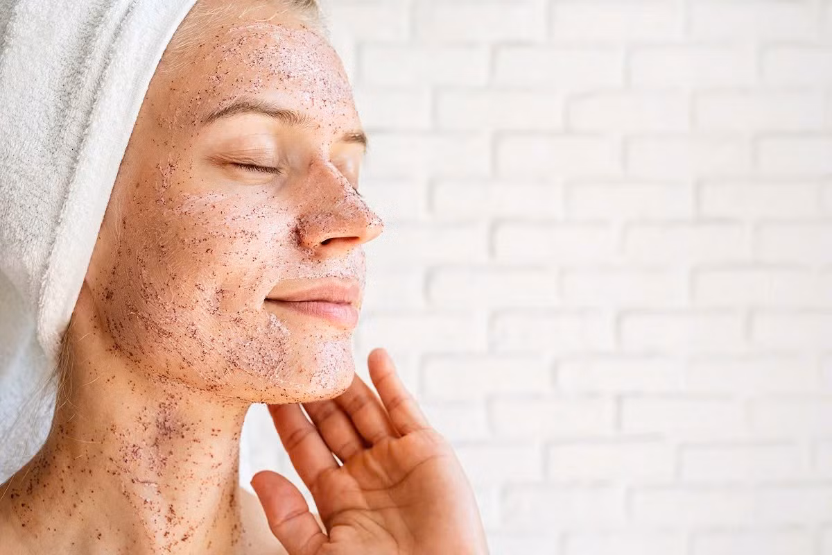 Tẩy da chết là thói quen quan trọng trong chu trình chăm sóc da nhằm duy trì làn da tươi trẻ, giảm nếp nhăn và chảy xệ.