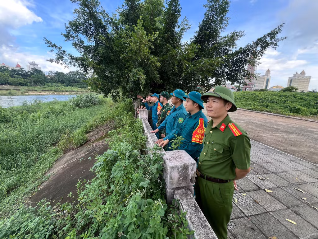 Lực lượng an ninh phường Ka Long (TP Móng Cái) tham gia tuần tra bảo vệ đường biên mốc giới.