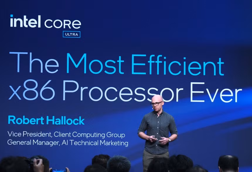 Đại diện Intel nhấn mạnh khả năng sử dụng tiết kiệm điện của thế hệ Core Ultra mới. Ảnh: MK.