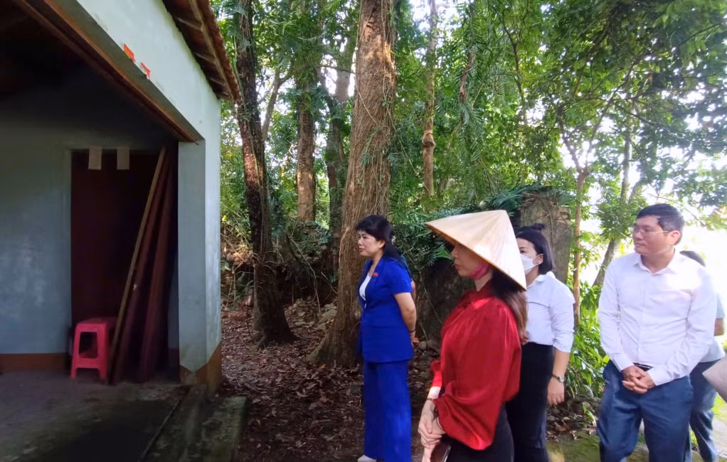 Các thành viên trong Đoàn Giám sát kiểm tra thực trạng của đình Đồng Đình (thôn Đồng Đình, xã Phong Dụ).