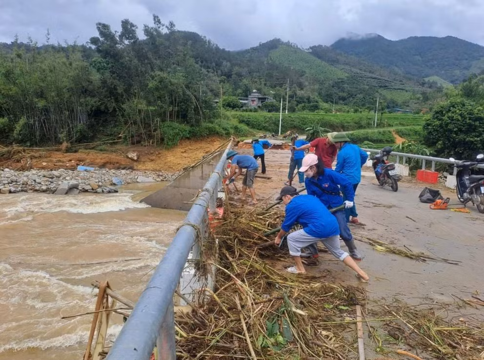 Đông đảo đoàn viên thanh niên, người dân tham gia dọn vệ sinh môi trường sau bão.