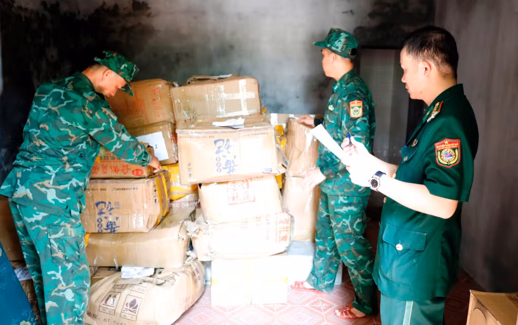 Đồn BP Cửa khẩu quốc tế Móng Cái phối hợp bắt giữ đối tượng vận chuyển trái phép 7.000 chiếc bánh Trung thu không rõ nguồn gốc (ngày 14/9/2024). Ảnh: Hữu Việt