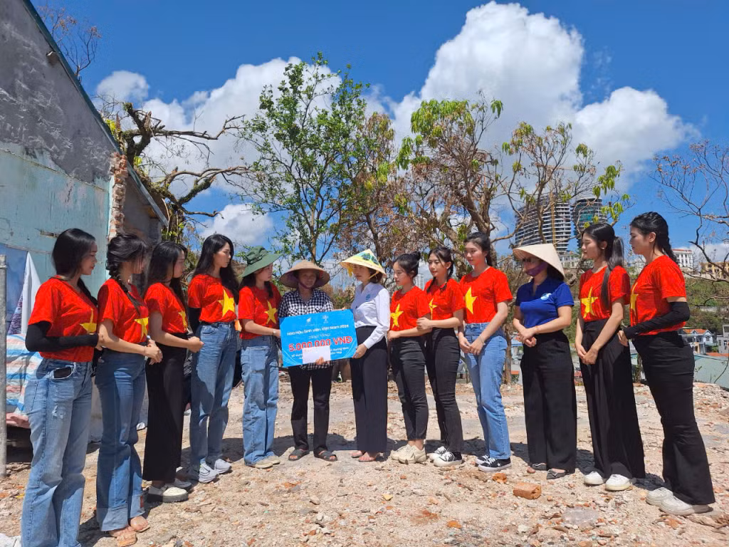 Đoàn đến thăm hỏi, động viên, tặng quà hội viên Nguyễn Thị Mùi, tại tổ 1, khu 1, phường Bãi Cháy, căn nhà cấp 4 bị sập hoàn toàn do siêu bão Yagi.