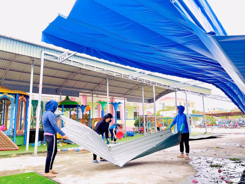 Giáo viên Trường Mầm non Việt Dân (xã Việt Dân, TX Đông Triều) khắc phục hậu quả do cơn bão số 3 gây ra.