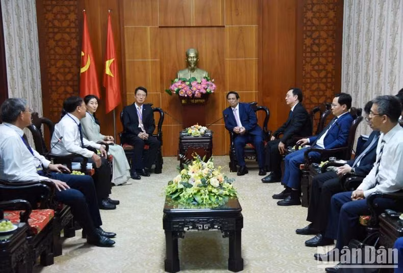 Thủ tướng Phạm Minh Chính và Tổng Giám đốc Công ty TNHH Phát triển Phú Mỹ Hưng (Ảnh: Trần Hải).