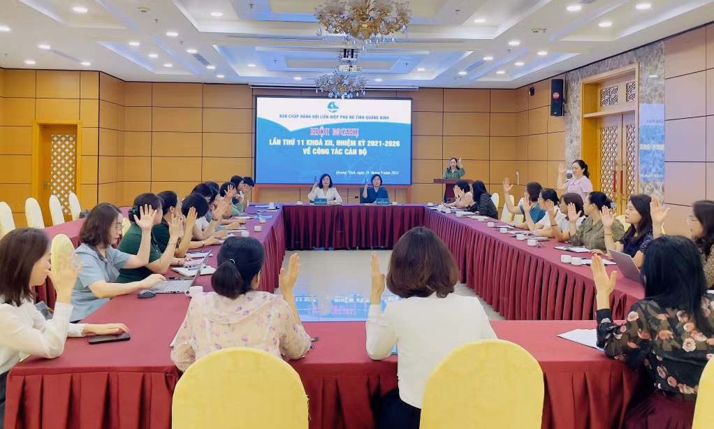 Các đại biểu giơ tay biểu quyết đồng ý bầu đồng chí Nguyễn Thị Bính Thìn giữ chức Phó Chủ tịch Hội LHPN tỉnh.